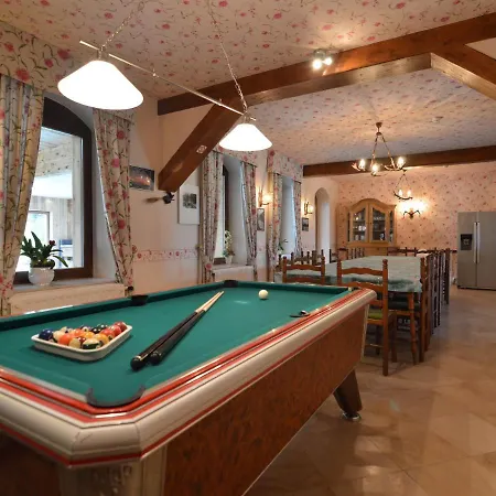 Former With Swimming Pool, Jacuzzi And Sauna For Family Groups 度假居 马尔梅迪