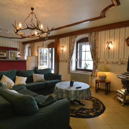 Former With Swimming Pool, Jacuzzi And Sauna For Family Groups 度假居 马尔梅迪