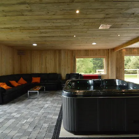度假居 Former With Swimming Pool, Jacuzzi And Sauna For Family Groups *