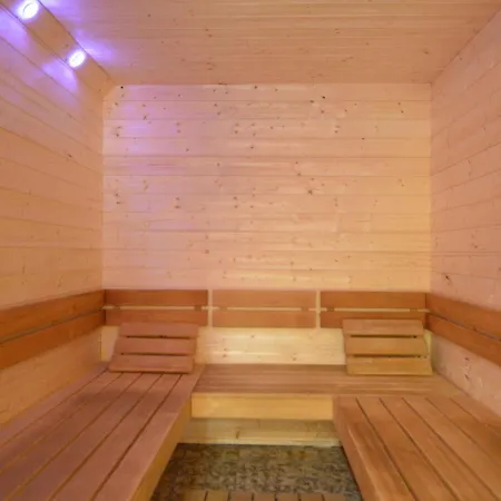 度假居 Former With Swimming Pool, Jacuzzi And Sauna For Family Groups *