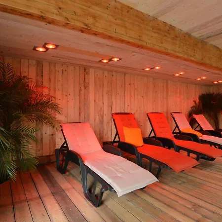 Former With Swimming Pool, Jacuzzi And Sauna For Family Groups *